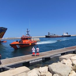 Personal de Cruz Roja en el Puerto de Alicante esperando la llegada de una patera. Imagen de archivo.
