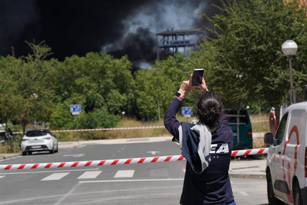 Efectivos de emergencias tratan de apagar el fuego durante un incendio en la fábrica LEA, a 20 de junio de 2025, en Vitoria