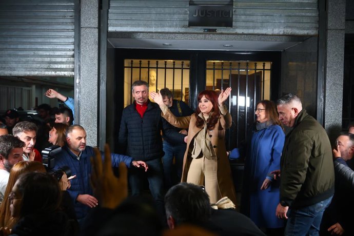 BUENOS AIRES, 10 de junho de 2025 -- A ex-presidente argentina Cristina Fernandez de Kirchner (C) acena na sede do Partido Justicialista em Buenos Aires, Argentina, em 10 de junho de 2025. A Suprema Corte da Argentina confirmou na terça-feira a pena de se
