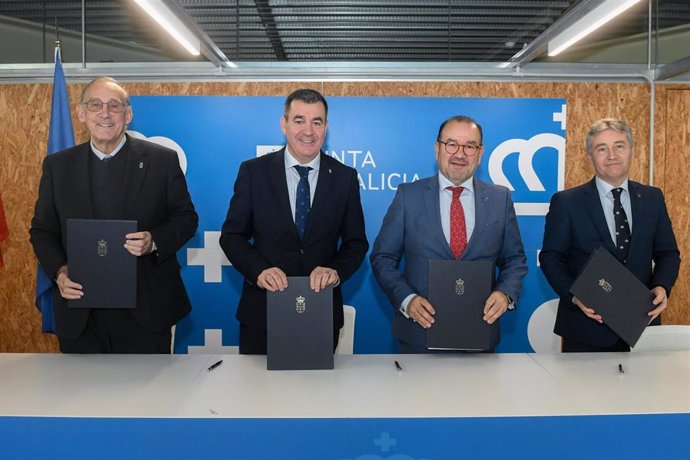 Archivo - El conselleiro de Educación, Ciencia, Universidades e FP, Román Rodríguez, y los rectores de las tres universiades públicas gallegas.