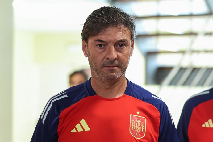 Santi Denia, técnico da Espanha Sub-21, observa durante uma sessão de treinamento antes do Campeonato Europeu Sub-21 da UEFA na Ciudad del Futbol em 05 de junho de 2025, em Las Rozas, Madri, Espanha.