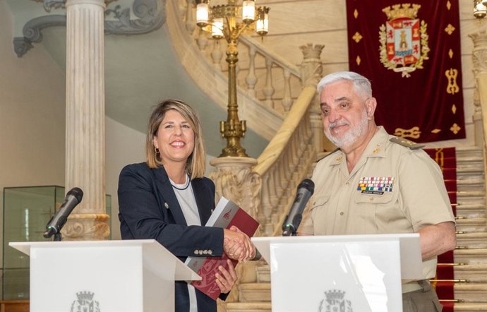 La alcaldesa de Cartagena, Noelia Arroyo, y el director general del Instituto de Vivienda, Infraestructura y Equipamiento de la Defensa (INVIED), el general de brigada Sebastián Marcos Morata, tras firmar el acuerdo