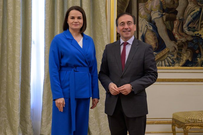 La opositora bielorrusa Svetlana Tijanóvskaya y el ministro de Asuntos Exteriores, Unión Europea y Cooperación, José Manuel Albares, en el Palacio de Viana, el 20 de junio de 2025.