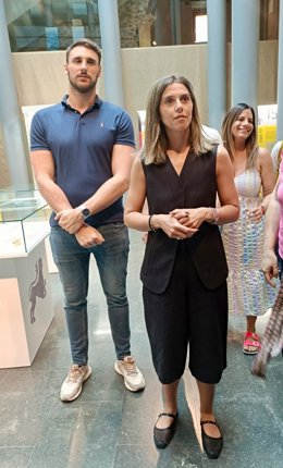 La secretaria de Igualdad del PSOE de Castilla y León, Lorena Valle (centro) y el secretario LGTBI de la CEF del PSOE, Víctor Gutiérrez (izquierda), en León.