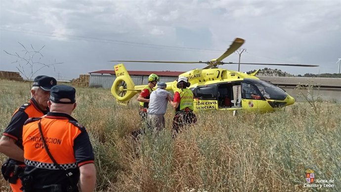 El personal del helicóptero del Grupo de Rescate ayuda al varón a subir a la aeronave.