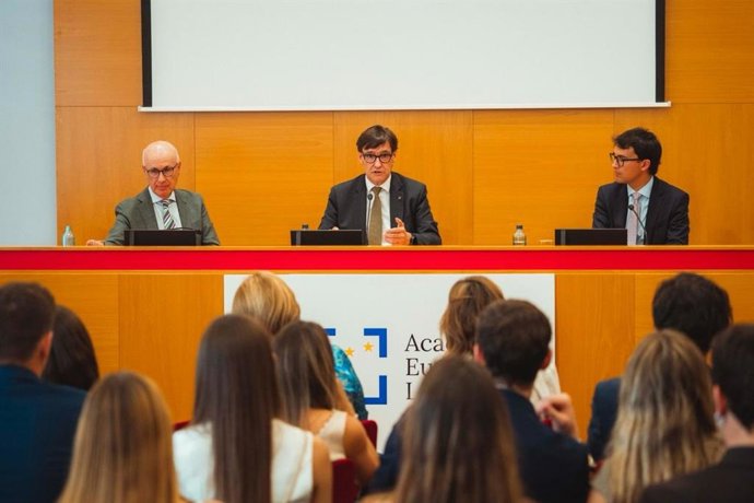 El president de la Generalitat, Salvador Illa, en la seva intervenció en la clausura del Programa de lideratge per l'Europa del segle XXI de l'Acadèmia Europea Lidership
