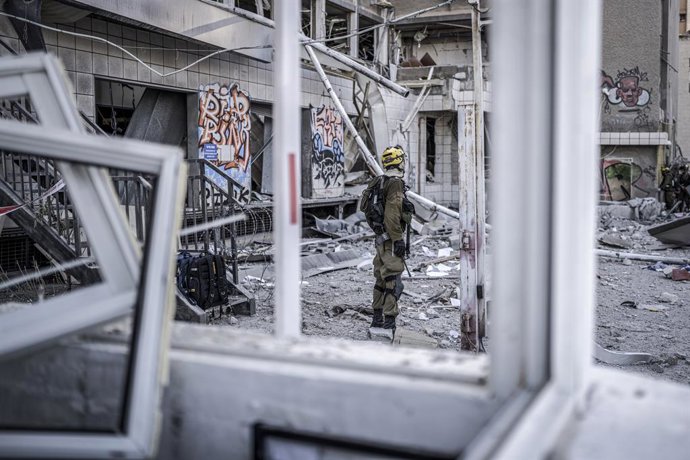 20 June 2025, Israel, Haifa: Israeli emergency personnel respond at the scene of a damaged building in Haifa following an Iranian missile strike, as tensions between Israel and Iran continue to escalate. Photo: Ilia Yefimovich/dpa