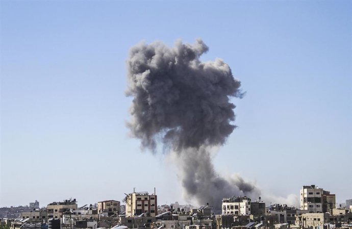 Archivo - Imagen de archivo de un ataque israelí en la Franja de Gaza