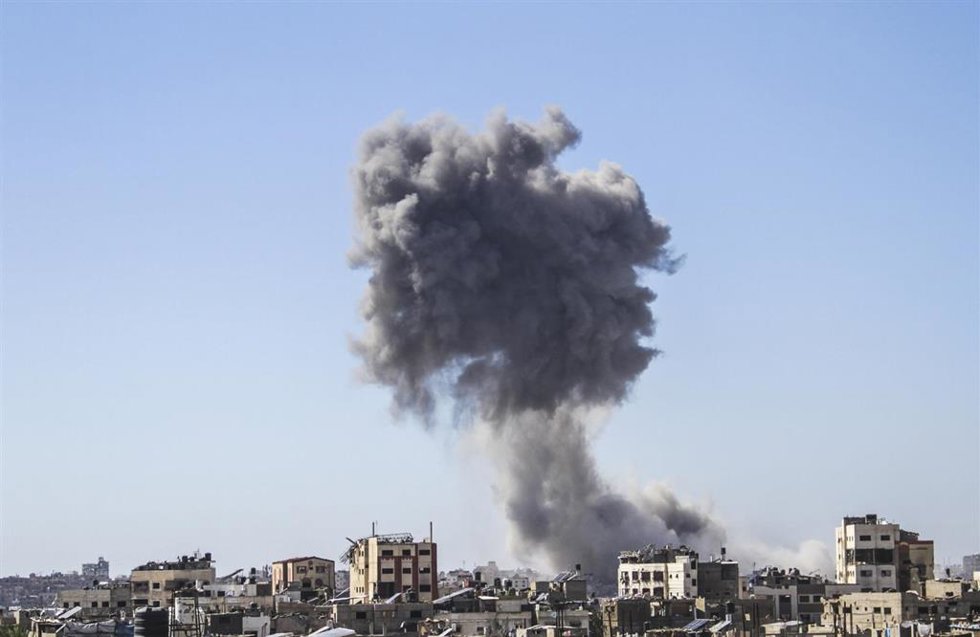 Archivo - Imagen de archivo de un ataque israelí en la Franja de Gaza