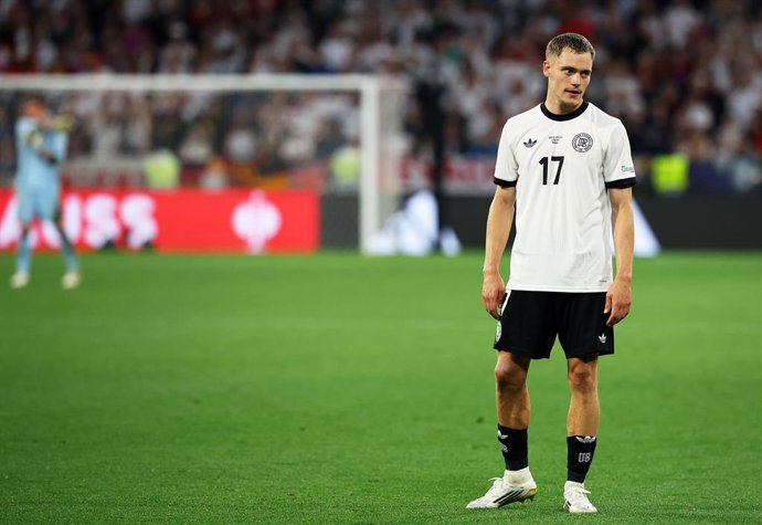 04 de junho de 2025, Bavária, Munique: Florian Wirtz, da Alemanha, parece abatido após a partida de futebol da semifinal da Liga das Nações da UEFA entre Alemanha e Portugal na Allianz Arena. Foto: Christian Charisius/dpa