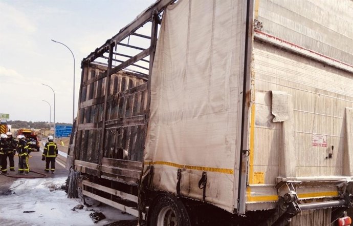 Un conductor sale ileso tras incendiarse la cabina de su camión en la A-1 a la altura de Alcobendas