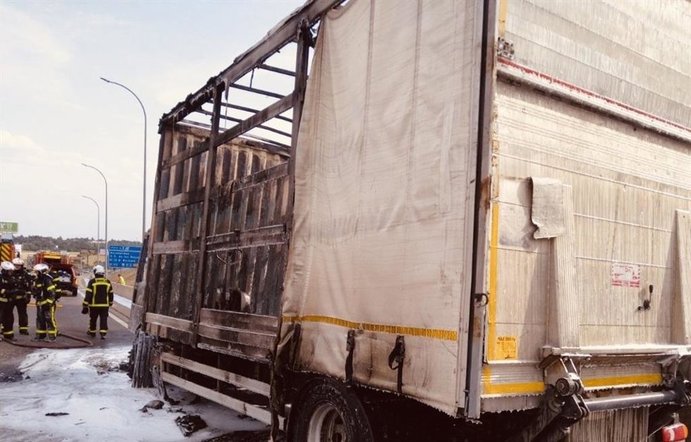 Un conductor sale ileso tras incendiarse la cabina de su camión en la A-1 a la altura de Alcobendas