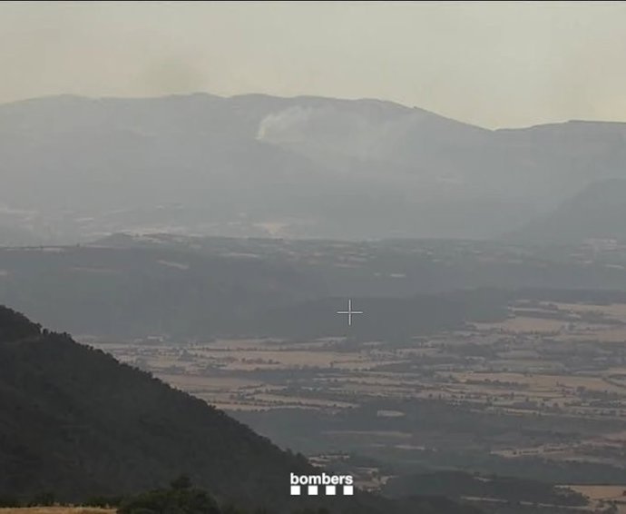 Bombers trabaja en un incendio en una zona de difícil acceso en Vilanova de Meià (Lleida)