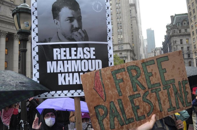 Imagen de archivo de un cartel pidiendo la liberación del activista Mahmud Jalil durante una manifestación a favor de Palestina en Nueva York