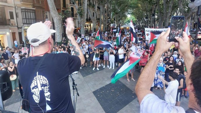 Concentración final en el paseo del Born de la manifestación por la ruptura de relaciones con Israel.
