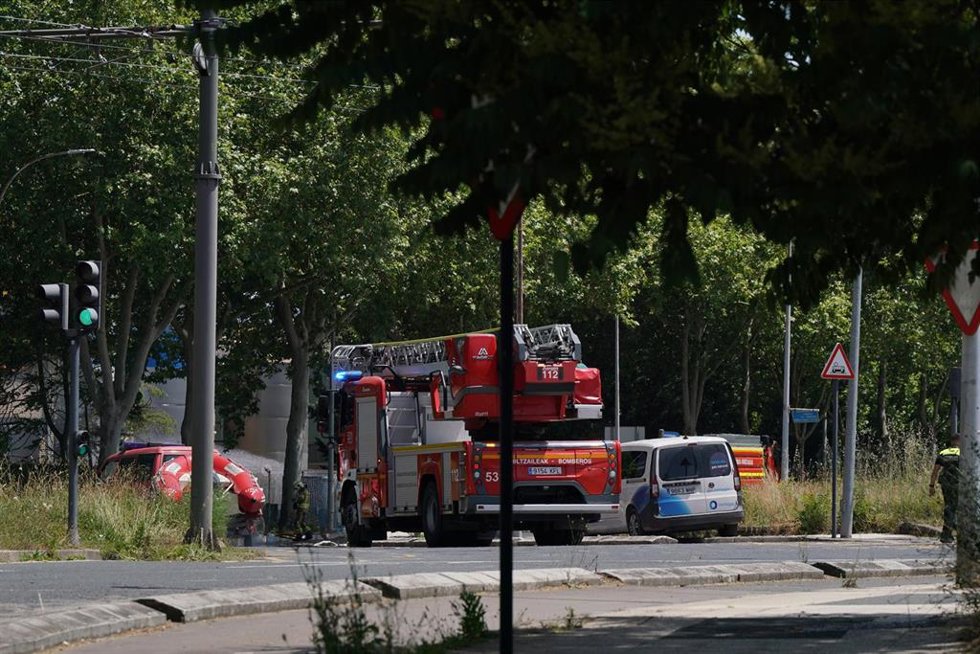Efectivos de emergencias tratan de apagar el fuego durante un incendio en la fábrica LEA, a 20 de junio de 2025, en Vitoria 