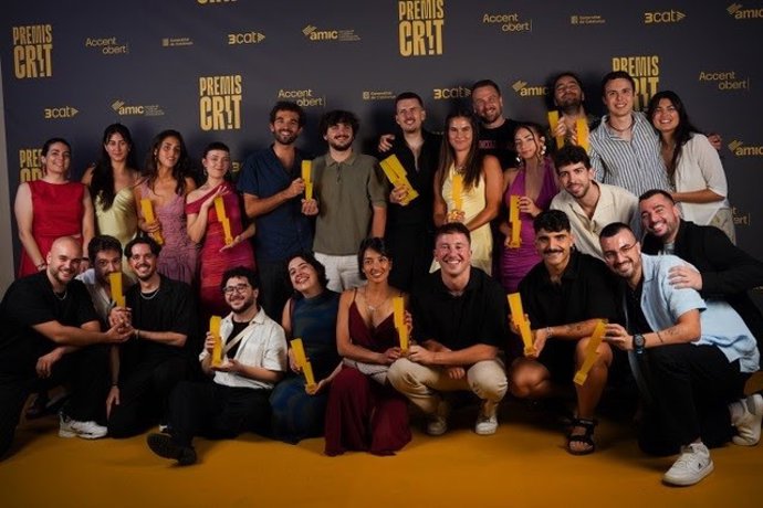 Foto de familia de los ganadores de los Premis Crit a la creación de contenido en catalán