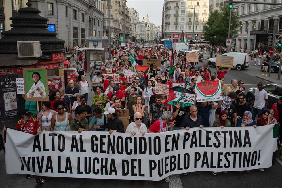 Un grupo de personas durante una nueva movilización contra el genocidio en Palestina y por el fin del comercio de armas entre España e Israel, a 20 de junio de 2025, en Madrid (España). La convocatoria, impulsada por colectivos como BDS Madrid, el Sindi