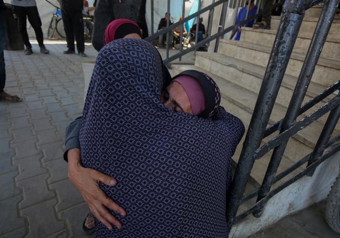 June 20, 2025, Gaza City, Gaza Strip, Palestinian Territory: Bodies of Palestinians killed in an Israeli airstrike on a mobile phone charging station in the Sheikh Radwan neighborhood are brought to Al-Shifa Hospital for funeral procedures in Gaza City, G