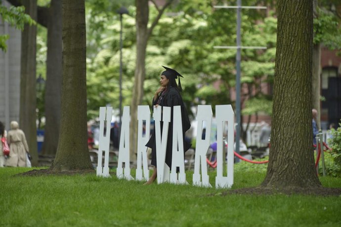May 29, 2025, Cambridge, Massachusetts, U.S: Graduation ceremonies continue at Harvard University. Graduates celebrate in the streets, after formal events, by joining with friends and families and making photographs... University details, and street scene