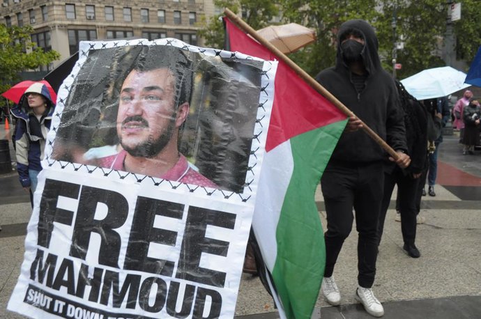 22 de maio de 2025, Nova York, Estados Unidos: Um manifestante pró-Palestina segura um cartaz de Mahmoud Khalil em um comício na Foley Square exigindo a libertação de Khalil. Manifestantes em Manhattan, na cidade de Nova York, condenaram o governo Trump p
