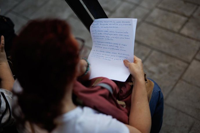 Archivo - Una persona repasa antes del comienzo de las pruebas para las oposiciones, en el IES Fortuny, a 22 de junio de 2024, en Madrid (España). 