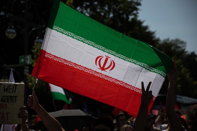 14 de junho de 2025, Berlim, Berlim, Alemanha: Manifestantes pró-palestinos se reuniram no sábado, 14 de junho de 2025, perto do icônico Portão de Brandemburgo, em Berlim, e se reuniram ao longo da Strasse des 17. Juni para denunciar as ações militares de