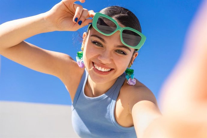 Archivo - Mujer con gafas de sol.