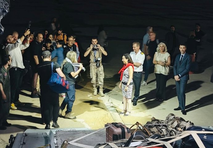 La ministra Margarita Robles recibe a los primeros españoles evacuados desde Israel e Irán