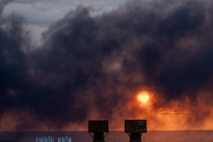 June 7, 2025, Kharkiv, Kharkiv Oblast, Ukraine: Smoke billowing from a Russian attack drifts over the city on June 7, 2025. Kharkiv Mayor Ihor Terekhov told RBC-Ukraine that at least 11 people were injured including a one-and-a-half-month-old baby. RBC-Uk