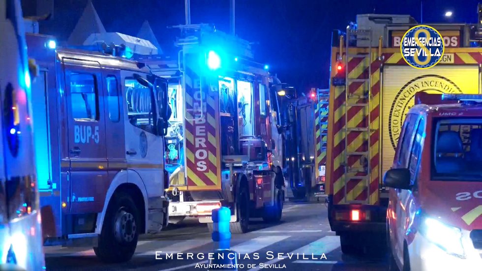 Imagen de operativos de bomberos de Emergencias Sevilla.
