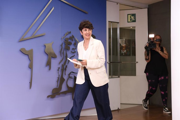 A porta-voz do PNV no Congresso, Maribel Vaquero, chega a uma coletiva de imprensa após a Reunião de Porta-vozes, no Congresso dos Deputados, em 27 de maio de 2025, em Madri (Espanha).
