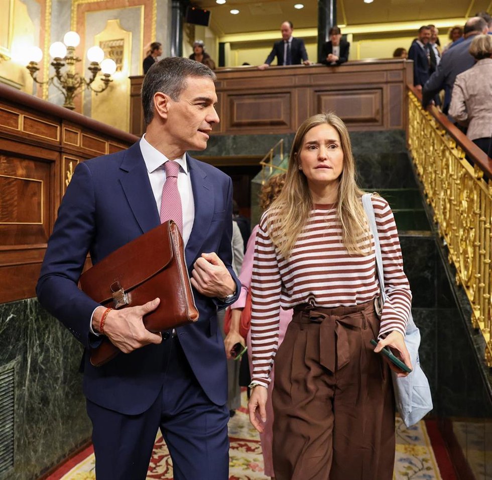 Archivo - El presidente del Gobierno, Pedro Sánchez, y la ministra de Energía y Transición Ecológica, Sara Aagesen, durante una sesión de control al Gobierno, en el Congreso de los Diputados, a 14 de mayo de 2025, en Madrid (España).