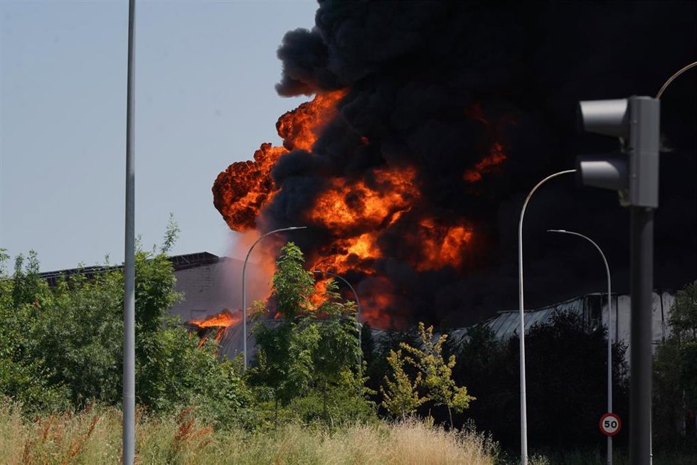 Efectivos de emergencias tratan de apagar el fuego durante incendio en la fábrica LEA