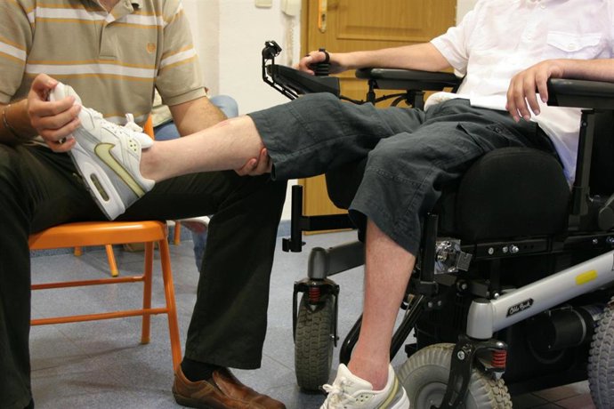 Archivo - Imagen de archivo de un tratamiento fisioterapéutico para pacientes con ELA. 