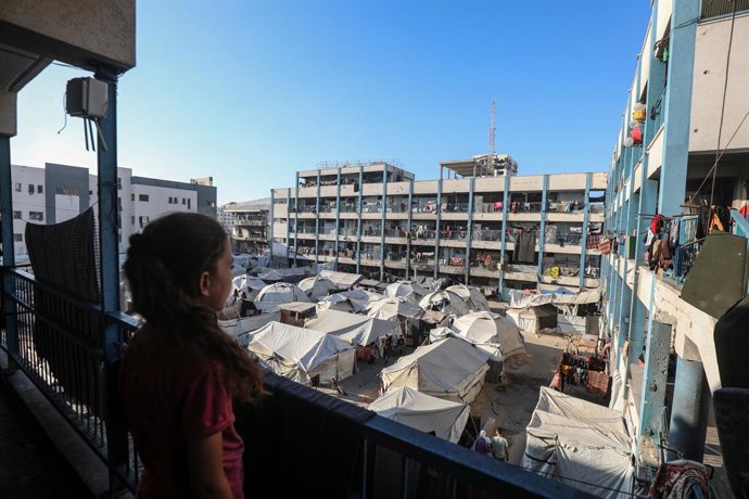 GAZA, 21 de junho de 2025 -- Uma criança palestina deslocada é vista dentro de uma escola transformada em abrigo na Cidade de Gaza, em 20 de junho de 2025.