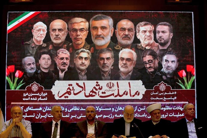 18 de junho de 2025, Beirute, Beirute, Líbano: Da esquerda para a direita} Os políticos libaneses Wiam Wahab, Karim al-Rassi, o palestino Ahmad Abdel Hadi, o representante do Hamas no Líbano, o funcionário da embaixada iraniana Towfic Safadi, o clérigo mu