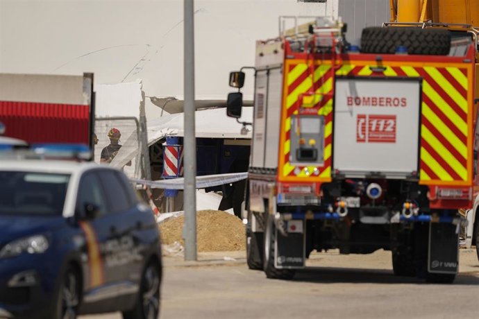 Efectivos de emergencias en la zona del accidente donde ha fallecido una persona al desplomarse una nave en construcción