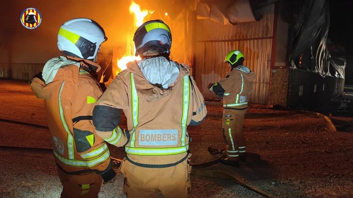 Un incendio en una empresa de envasado de aceite en Algemesí causa el colapso de la nave industrial
