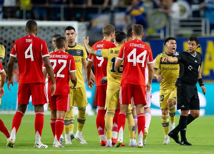 20 June 2025, US, Miami Gardens: Players of Munich and Boca Juniors discuss with referee Alireza Faghani during the FIFA Club World Cup Group C soccer match between Bayern Munich and Boca Juniors at the Hard Rock Stadium. Photo: Sven Hoppe/dpa