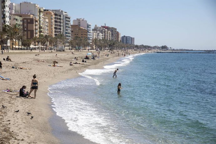 Archivo - Bañistas y almerienses tomando el sol en la Playa del Zapillo de Almería, a 28 de marzo de 2023 en Almería (Andalucía, España).  