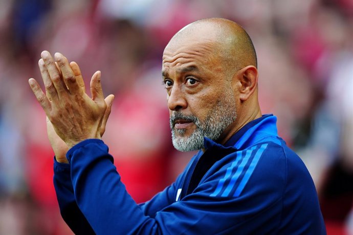 Archivo - 01 May 2025, United Kingdom, Nottingham: Nottingham Forest manager Nuno Espirito Santo applauds the fans ahead of the English Premier League match between  Nottingham Forest vs Brentford at City Ground. Photo: Mike Egerton/PA Wire/dpa