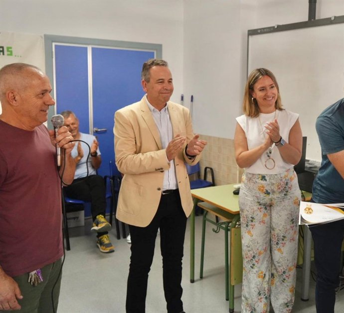 La consejera de Política Social, Familias e Igualdad, Conchita Ruiz, junto al alcalde Abanilla, José Antonio Blasco, y el director general de Atención a la Diversidad, Pedro Mondéjar, en la entrega de diplomas.