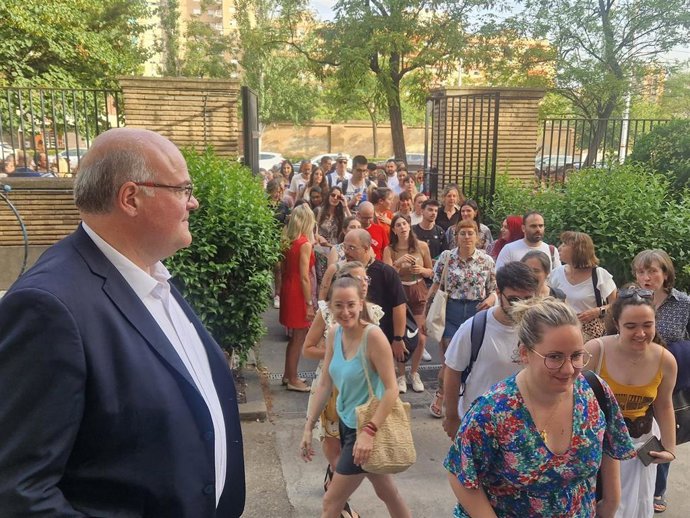 Cabello a la entrada de los aspirantes a la convocatoria que se desarrolla sinmultáneamente en Zaragoza y en Huesca en la que hay en juego 1.004 plazas de profesor de secundaria, escuelas de idiomas y artes y FP