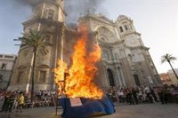 'Trump y sus huevos' o 'El circo de los políticos', entre los juanillos que arderán en Cádiz por la Noche de San Juan