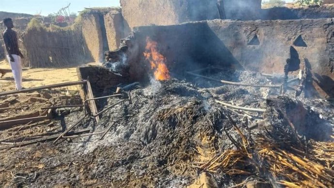 Archivo - EL FASHER (SUDAN), Dec. 11, 2024  -- Photo taken on Dec. 11, 2024 shows a house damaged in an artillery shelling on a displacement camp in El Fasher, the capital city of North Darfur State, Sudan. At least 15 people were killed and 64 others wou
