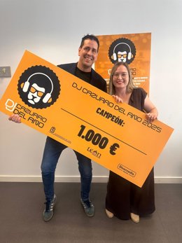 La concejala de Fiestas de León, Camino Orejas y Jesús Notario, responsable de Divernodia, como responsables de las entidades que organizan la competición 'DJ Cazurro del Año'.