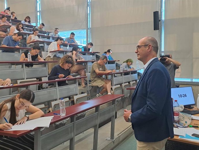 El consejero de Educación y Formación Profesional, Víctor Marín, visita una de las sedes donde se celebran hoy las oposiciones a Secundaria.