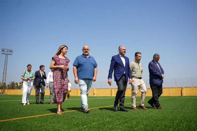 El alcalde de Sevilla, el popular José Luis Sanz, en el nuevo césped del campo de rugby del Club Deportivo San Jerónimo, sede del Club San Jerónimo Rugby