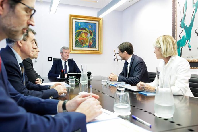 El presidente de la Xunta, Alfonso Rueda, acompañado del conselleiro de Educación, Román Rodríguez, y del conselleiro de Facenda, Miguel Corgos, recibe al presidente de Microsoft España, Francisco Salcedo.